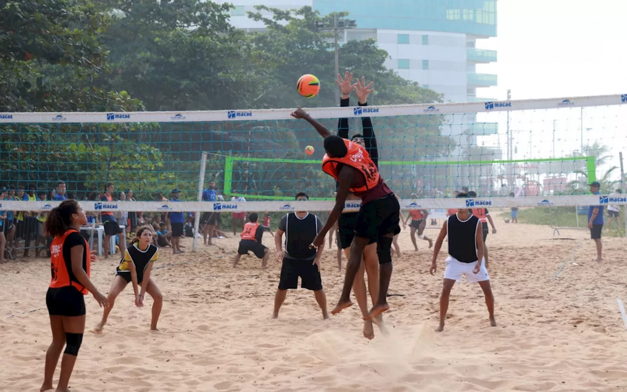 Torneio de voleibol reúne jovens atletas na Praia dos Cavaleiros