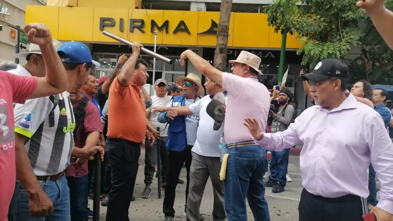 Armados con tubos y palos integrantes de la CNTE se enfrentan a Marea Rosa en Chiapas