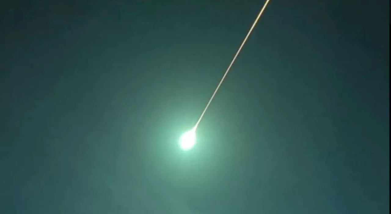 Meteorite attraversa il cielo a bassa quota: spettacolo inaspettato, il cielo si illumina di blu. Ecco dove è