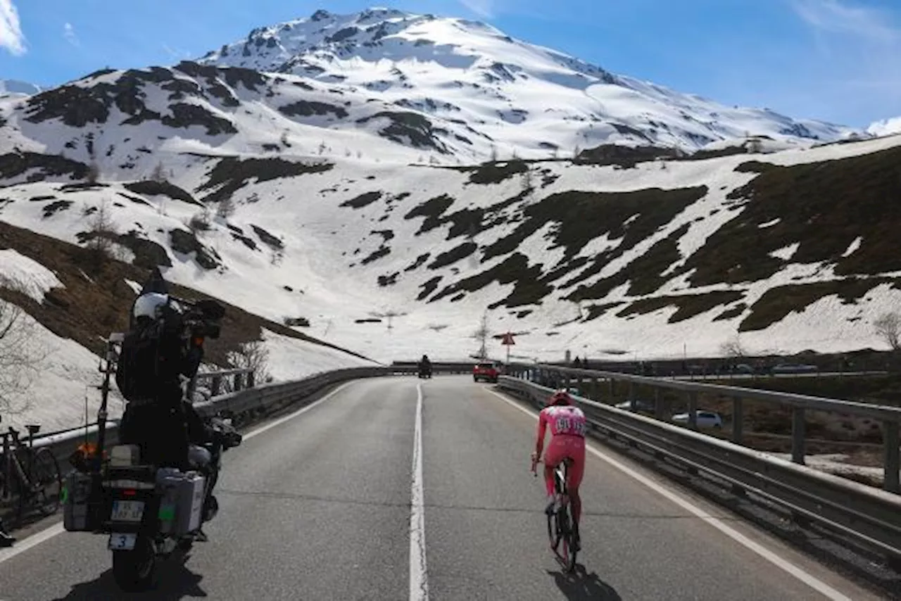 Diaporama : la 15e étape du Giro remportée par Tadej Pogacar dans une station enneigée