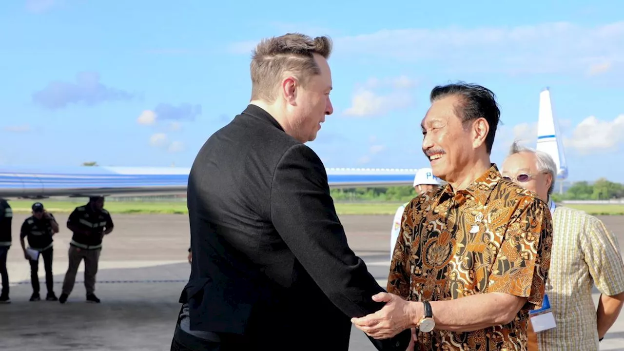 Potret Elon Musk Dijemput Menko Luhut di Bandara Bali, Cuma Pakai Kaos dan Jas