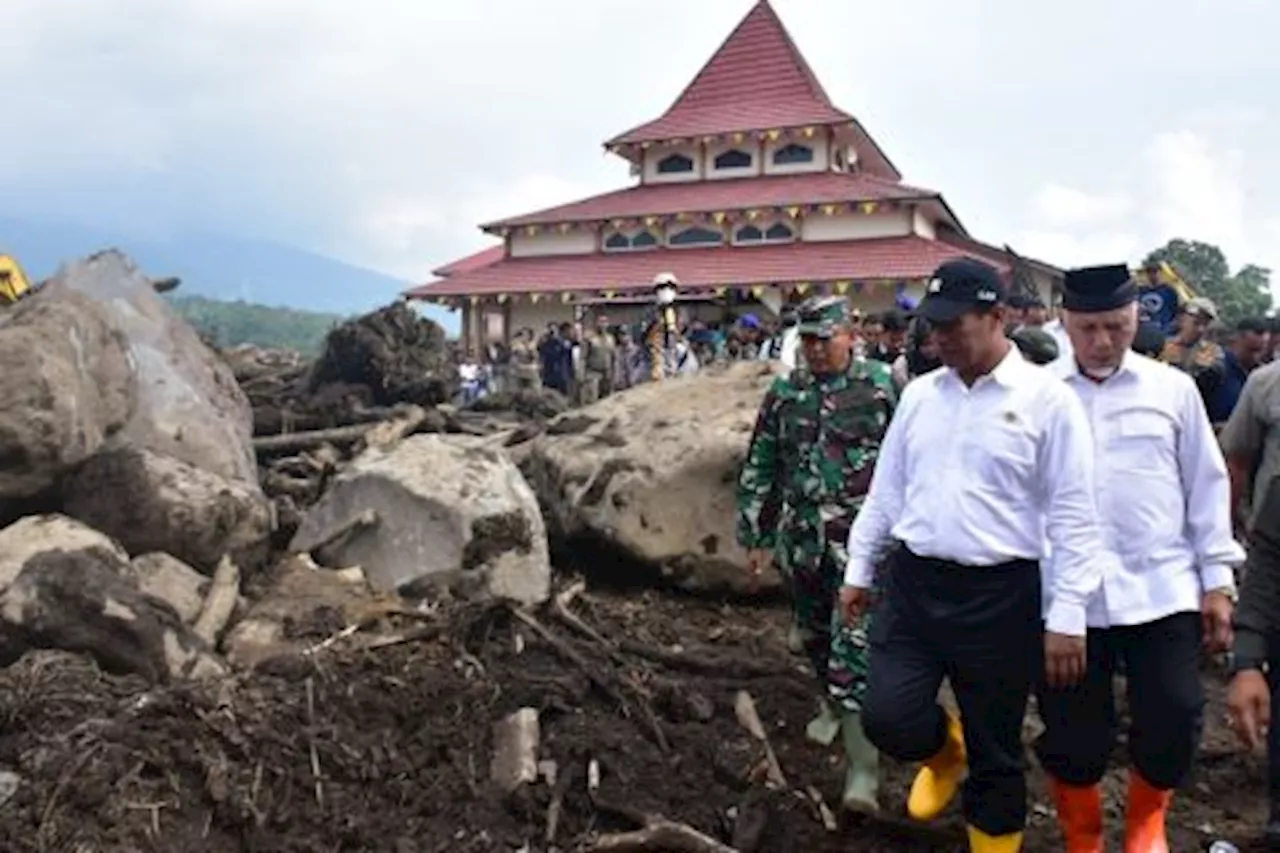 Mentan Andi Amran Sulaiman Bantu Langsung Korban Banjir dan Longsor di Kabupaten Agam