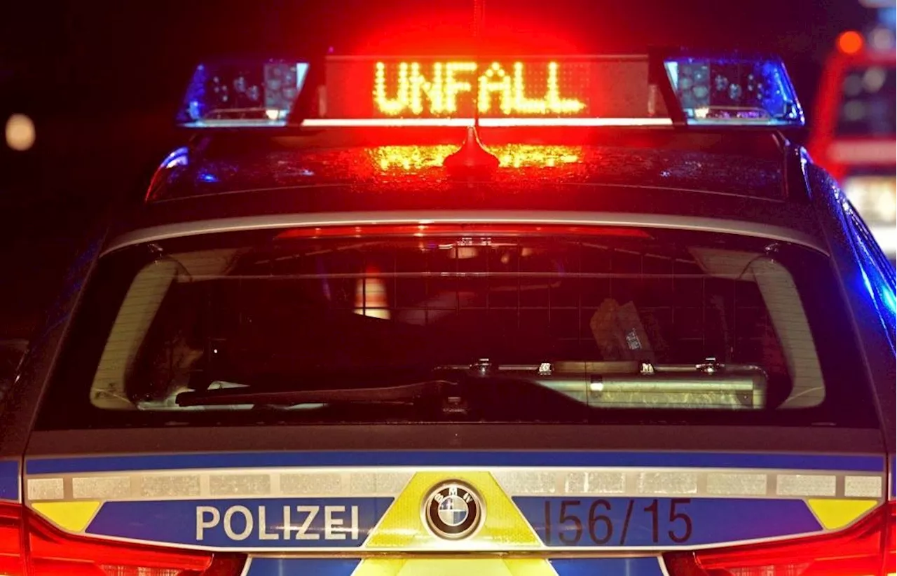 Zwei Schwerverletzte bei Motorradunfall auf A92: Polizei fahndet nach flüchtigem Audi A7