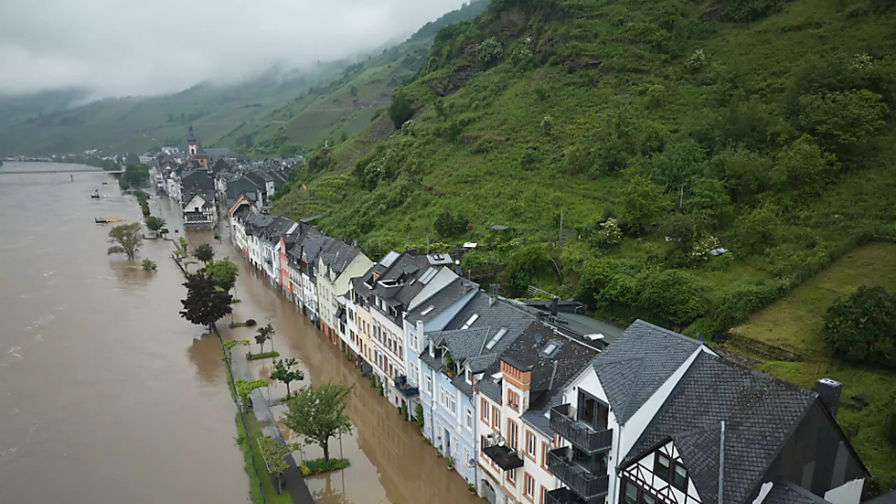 Aufräumarbeiten nach Hochwasser in Deutschland gestartet