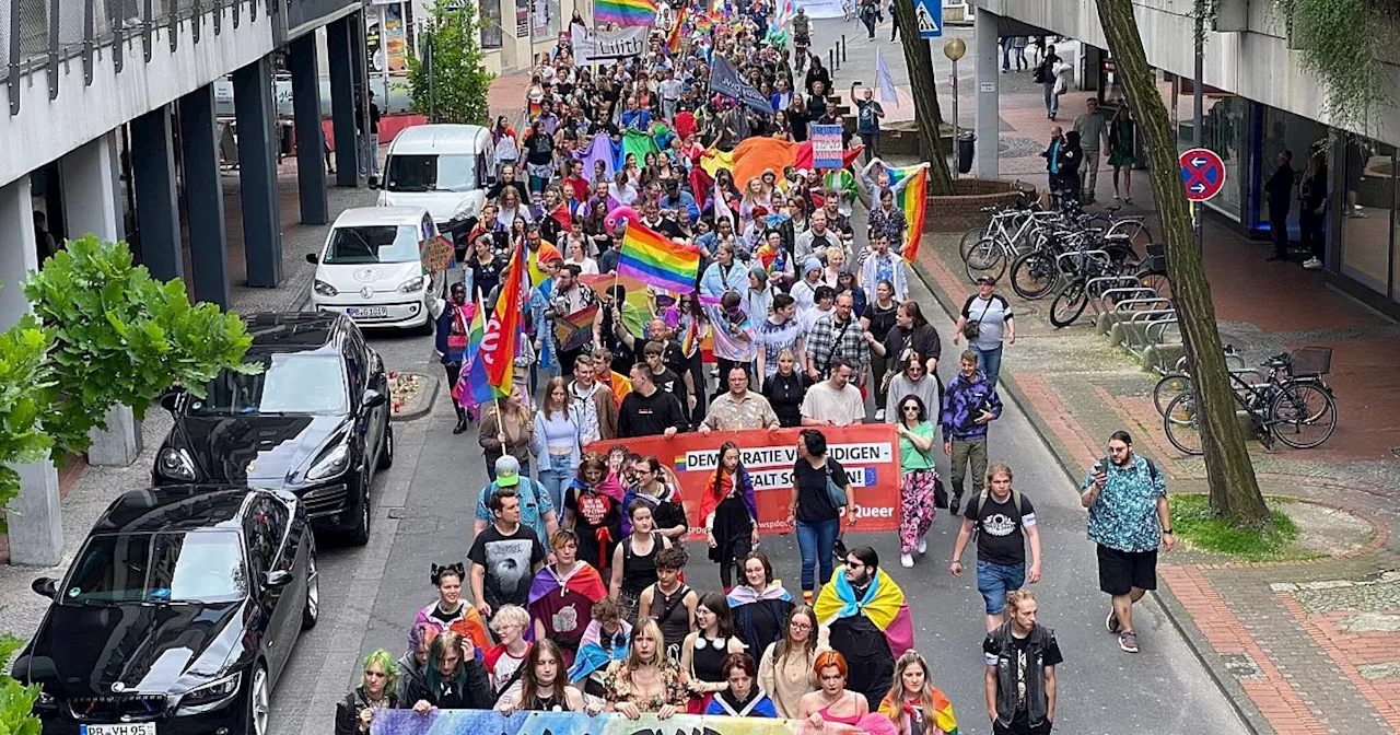 Paderpride 2024: Hunderte Menschen beteiligen sich an queerer Demo in Paderborn