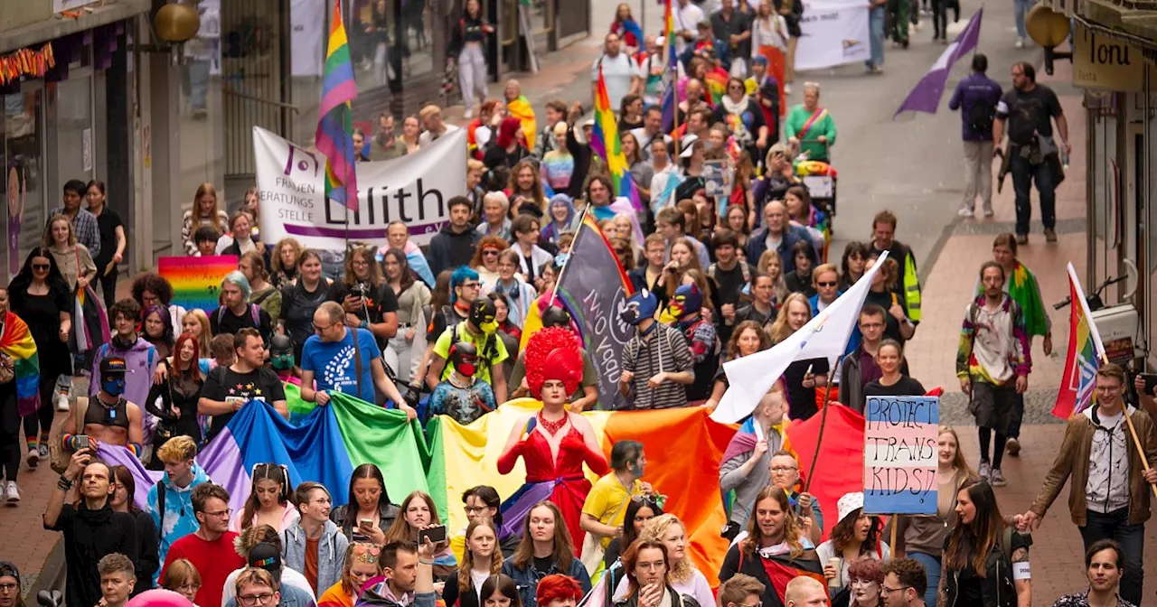 Paderpride 2024: Hunderte Menschen ziehen bei queerer Demo durch Paderborn