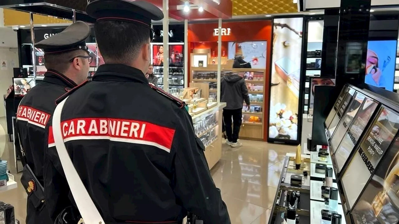 Spese gratis al duty free, rubati 2500 euro di profumi e cosmetici: 7 denunciati