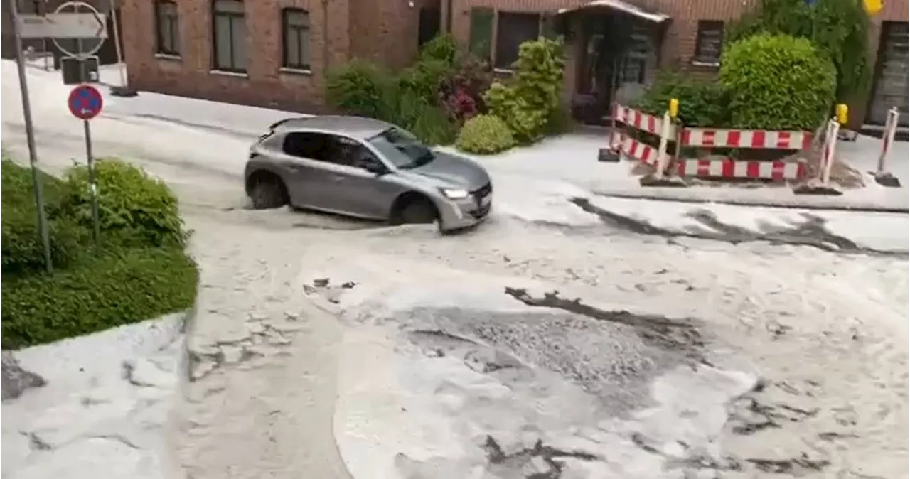 Unwetter in Geldern-Walbeck​: Starkregen mit Hagel verwandelt Straße in Fluss​