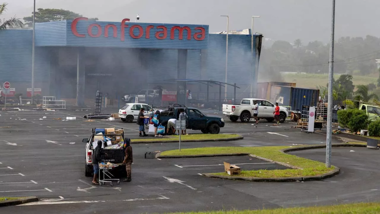 'Desolation, chaos': Around 300 Australians stranded in New Caledonia as ADF 'ready to fly'