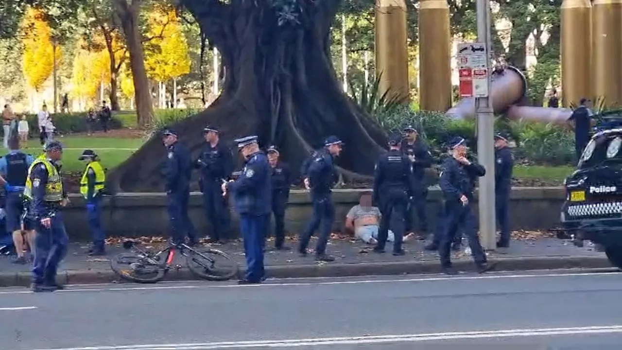 NSW police officer stabbed in the head twice in Sydney CBD