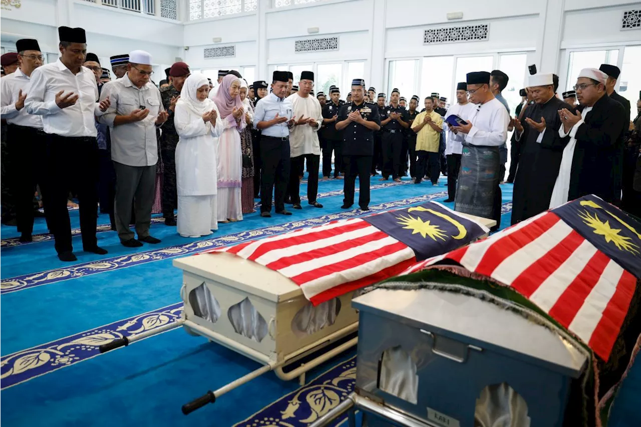 Queen joins funeral prayers for slain policemen