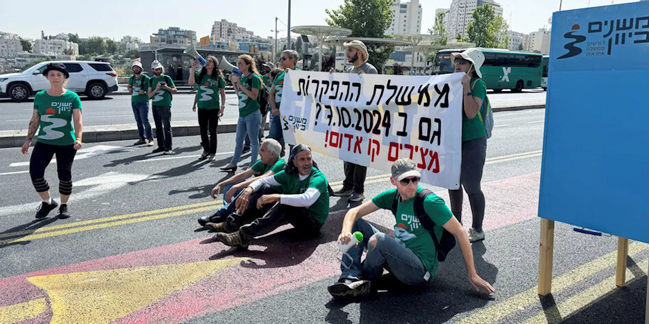 +++ Nachrichten im Nahost-Krieg +++: Rücktrittsdrohung und Protest in Israel