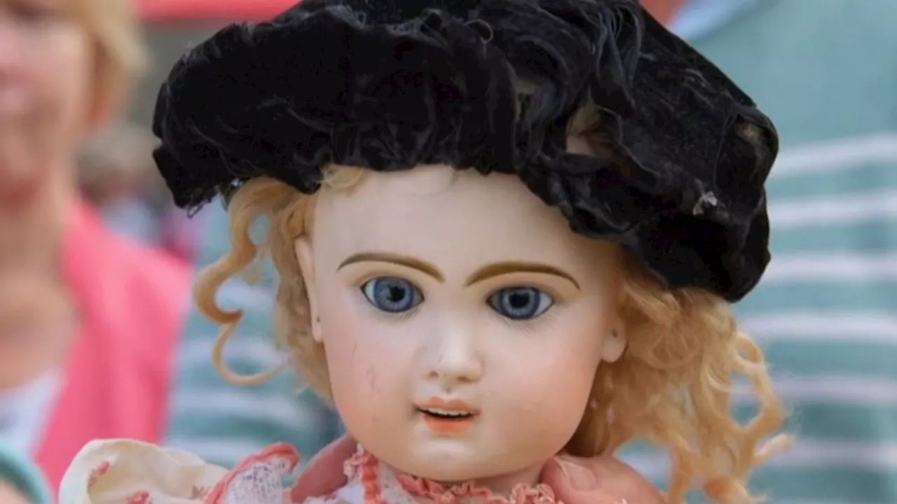 Antiques Roadshow viewers left terrified by ‘creepy’ doll that will ‘suck out your soul’...