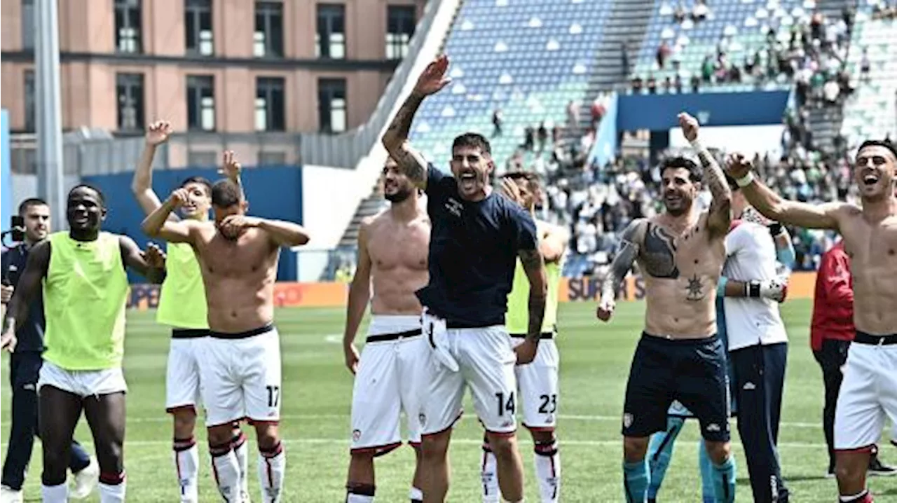 Il Cagliari festeggia la salvezza, Sassuolo in Serie B dopo 11 anni