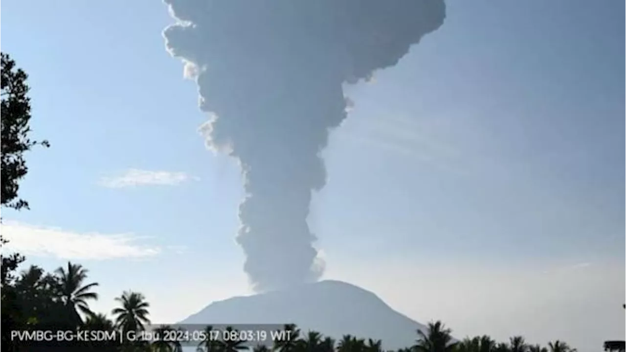 Lebih 400 Jiwa Penduduk Dievakuasi setelah Gunung Ibu Meletus, Menurut BNPB