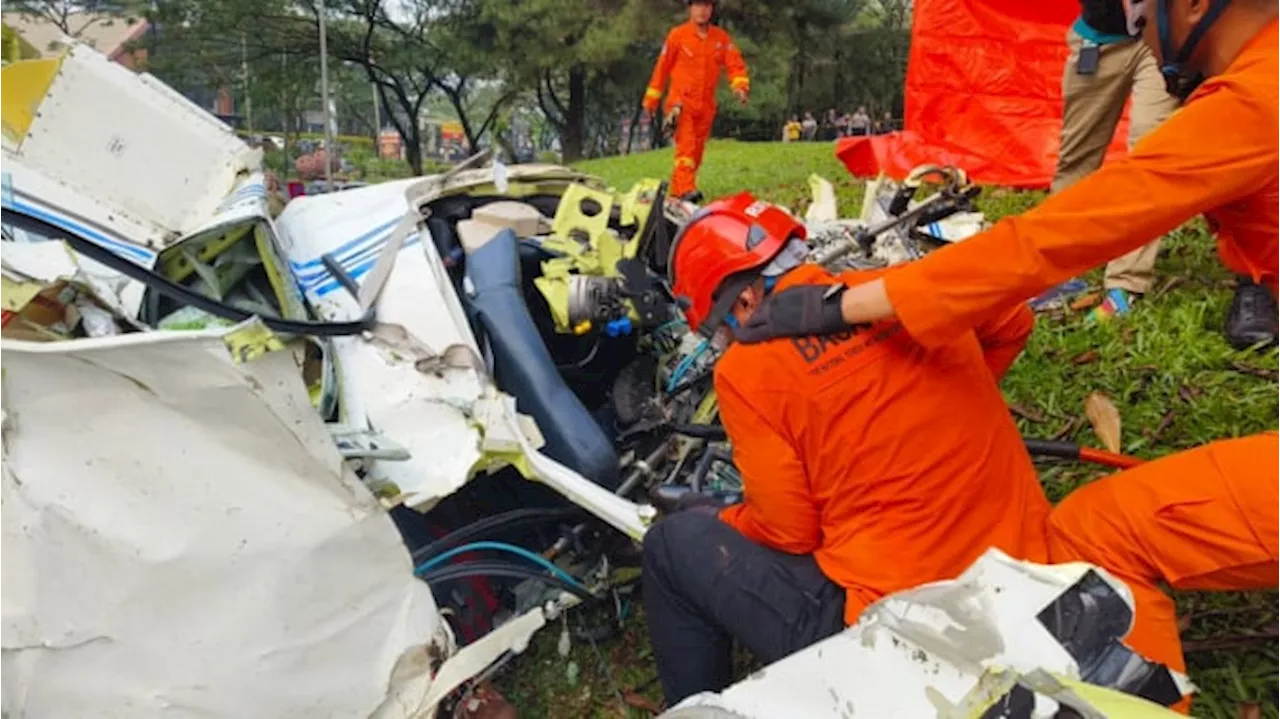 Polisi dan KNKT Langsung Olah TKP Pesawat Latih Jatuh di BSD Tangsel