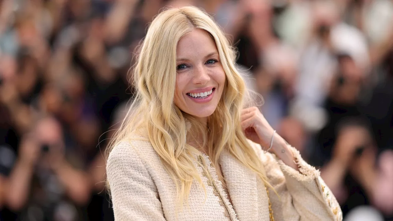 Sienna Miller al Festival di Cannes 2024: scarpe dita oro e senza reggiseno, il look Schiaparelli