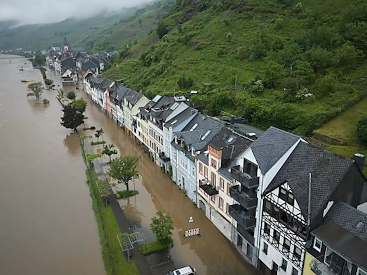 Aufräumarbeiten nach Hochwasser in Deutschland gestartet