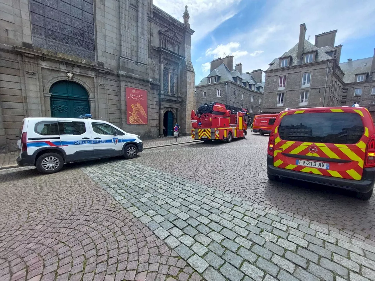 Saint-Malo : un trentenaire fait une chute de six mètres depuis un toit d'Intra-Muros