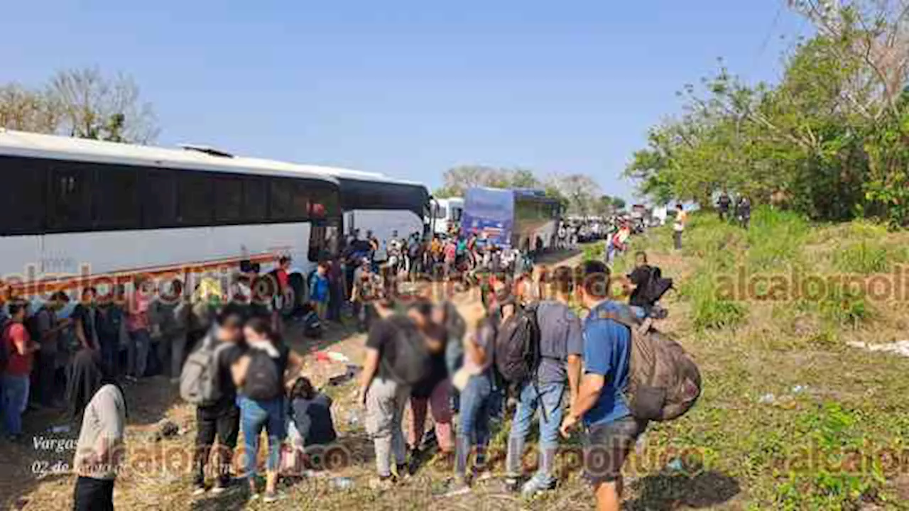 Abandonan autobuses con 300 migrantes en la autopista Acayucan-Cosoleacaque