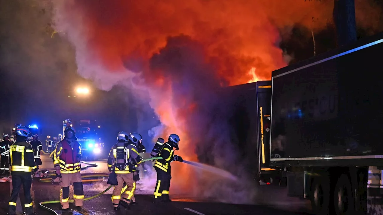 Asphalt geschmolzen: Brennender Leergut-Laster zerstört B 58