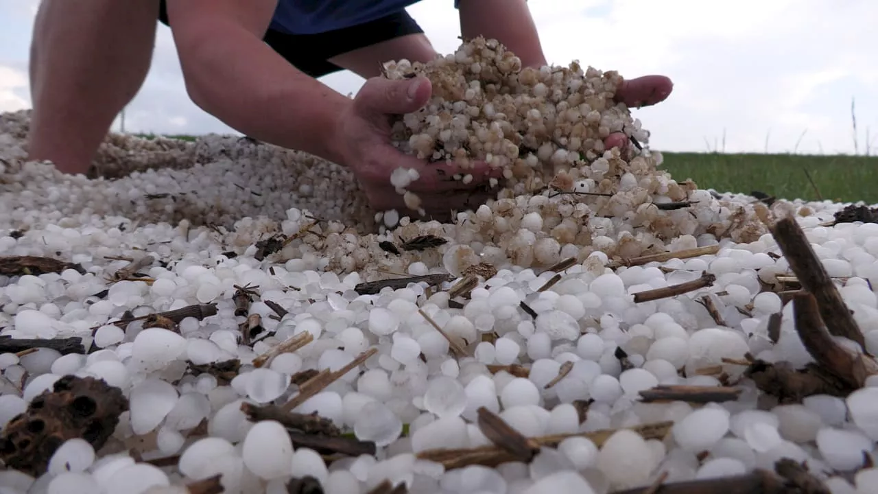 Unwetter im Westen: Straßen überflutet, Felder mit Hagel bedeckt