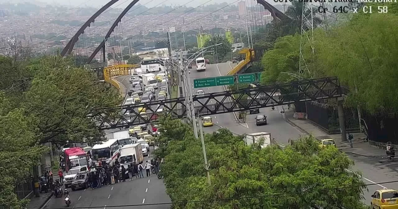 Bloqueos en la Universidad Nacional: encapuchados se enfrentan al Esmad con explosivos en Medellín