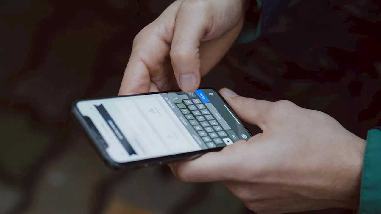 Landrat gegen zu viel Bildschirmzeit: Ist eine smartphonefreie Schule die Lösung?