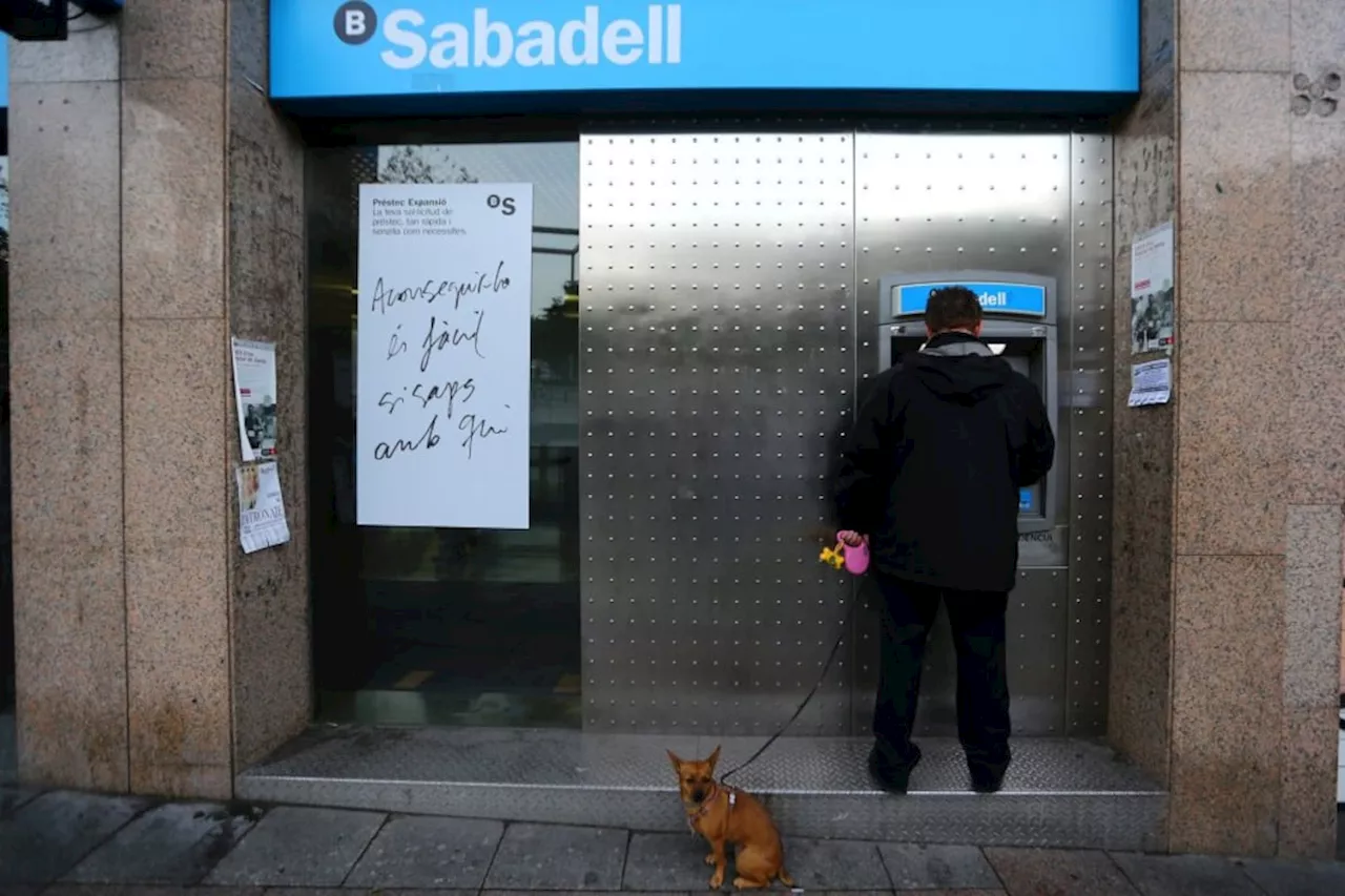 ¿Cómo puede afectar a los clientes la posible fusión de BBVA y Sabadell?