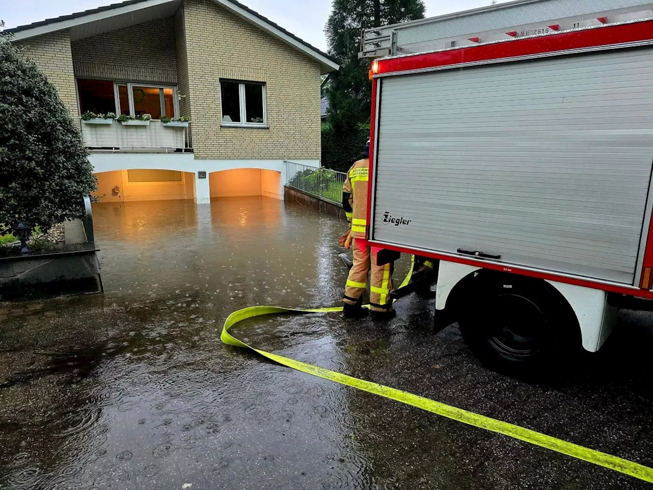 Starkregen sorgt für Dauereinsatz für Feuerwehr Grevenbroich - 100 Kräfte arbeiten rund 45 Schadensstellen ab