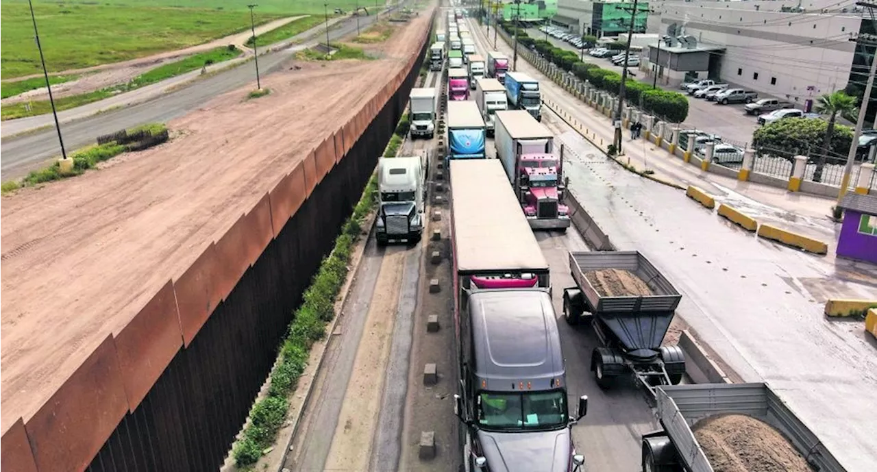 Varados, más de 2 mil camiones en frontera con Texas