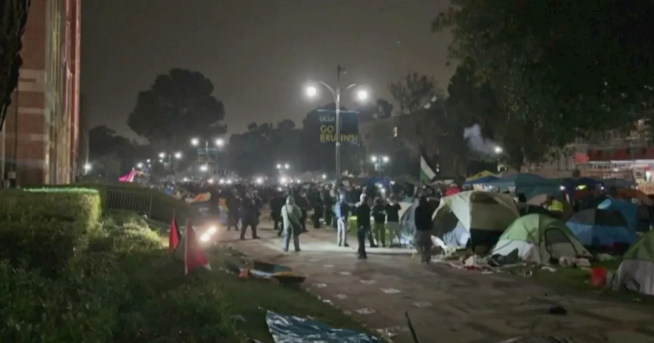 Proteste pro-Gaza nei campus Usa, polizia fa irruzione all’Università di Los Angeles per smantellare…