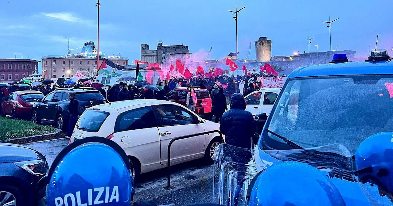 Salvini a Livorno per presentare il suo libro, petardi e uova contro le forze dell’ordine davanti al…