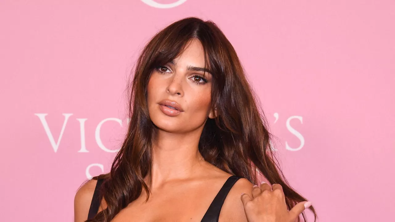 Emily Ratajkowski toujours plus torride : en string ficelle, elle ne cache rien