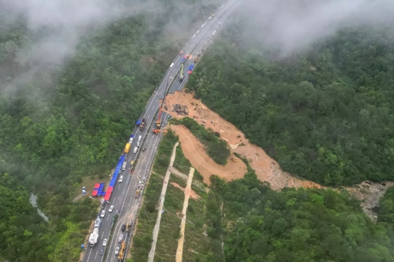 Il bilancio del crollo di un tratto di autostrada in Cina sale a 48 vittime