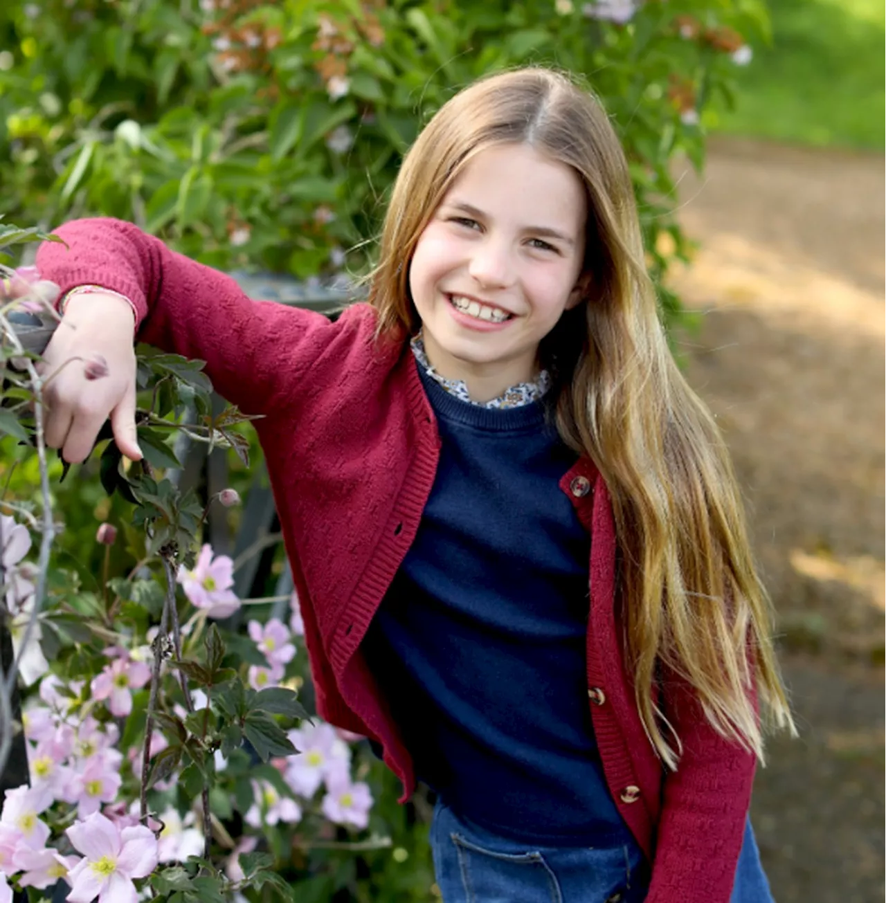 Palácio real divulga nova foto de princesa Charlotte, tirada por Kate Middleton para celebrar aniversário de 9 anos