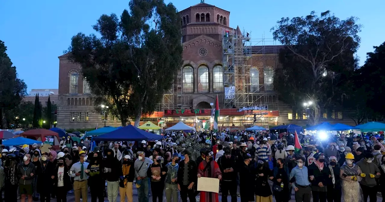 Crecen las tensiones en UCLA ante orden policial de dispersar a manifestantes propalestinos