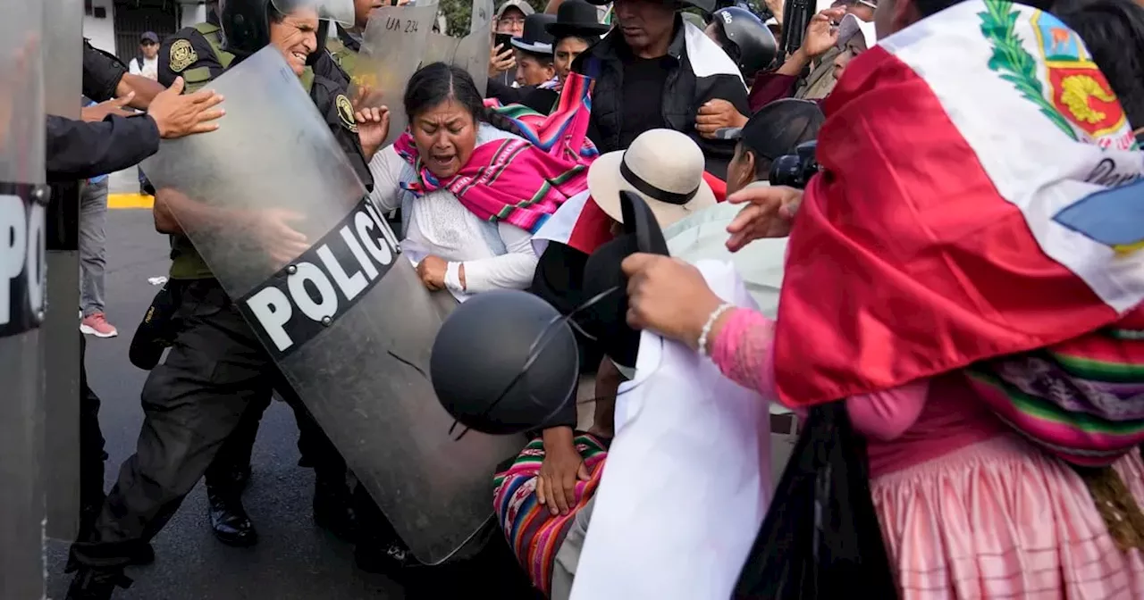 Deudos de asesinados en protestas contra presidenta de Perú amanecen frente al Palacio de Justicia