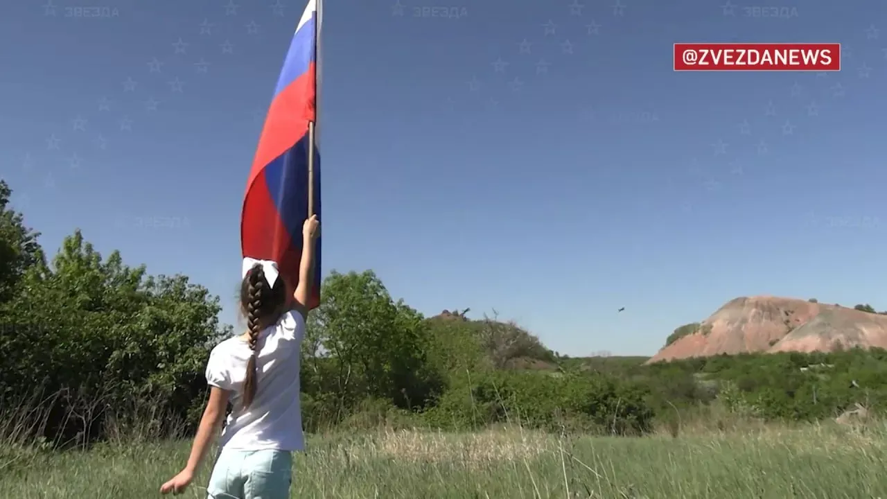 Юная девочка Маша из ДНР каждый день с флагом встречает российских лётчиков