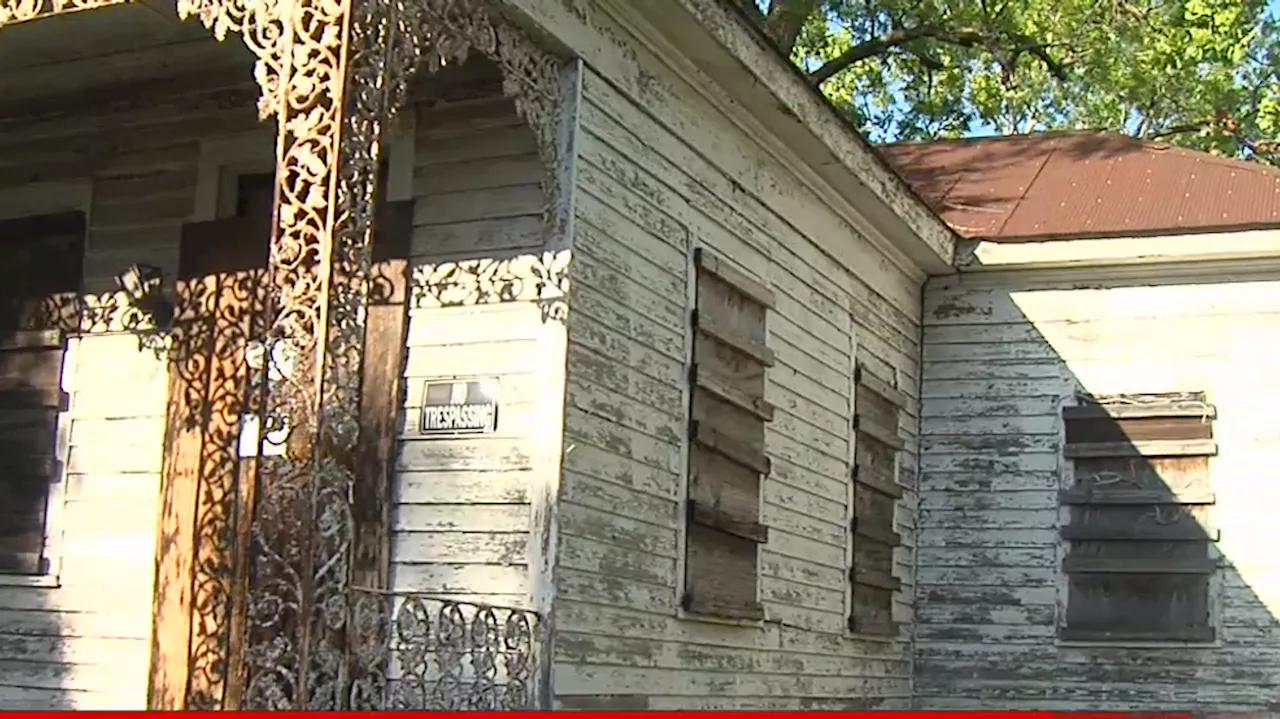 Board approves moving historic Mobile house out of historic district to save it