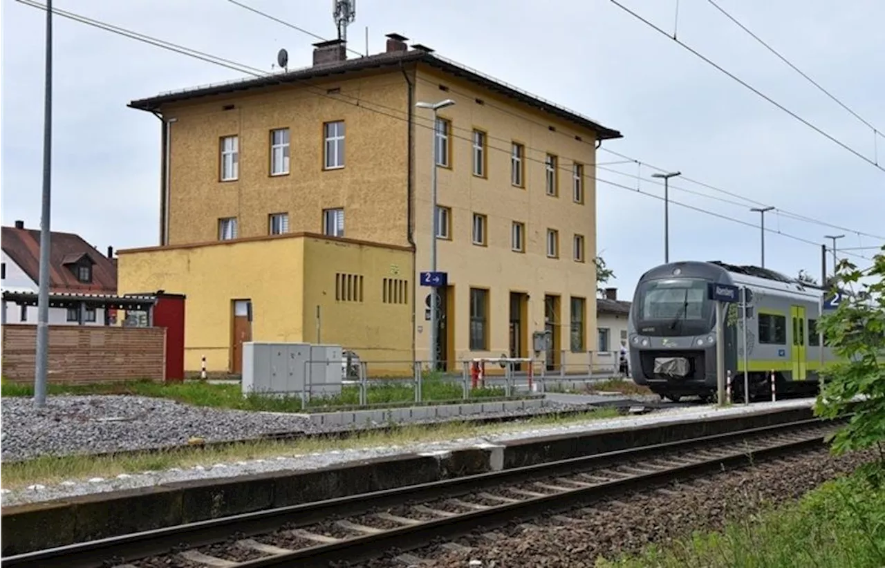 Straßenpfosten auf Gleise geworfen: Notbremsung in Abensberg