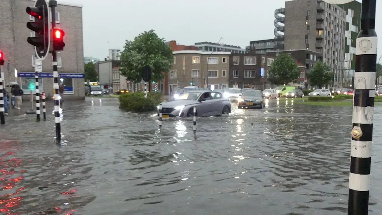 Wateroverlast door hevige buien, treinverkeer in Limburg ontregeld