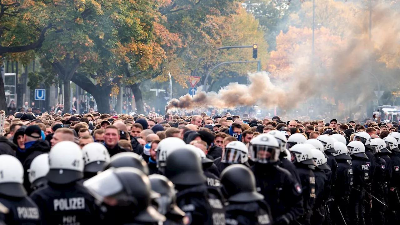 Hamburg & Schleswig-Holstein: Großeinsatz der Polizei bei Hamburger Stadtderby