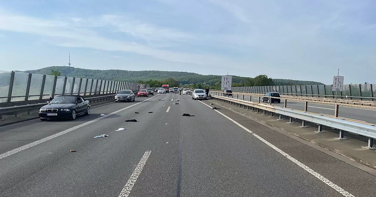 Außergewöhnlicher Unfall: Plötzlich regnet es Kleidung auf Bielefelds Ostwestfalendamm