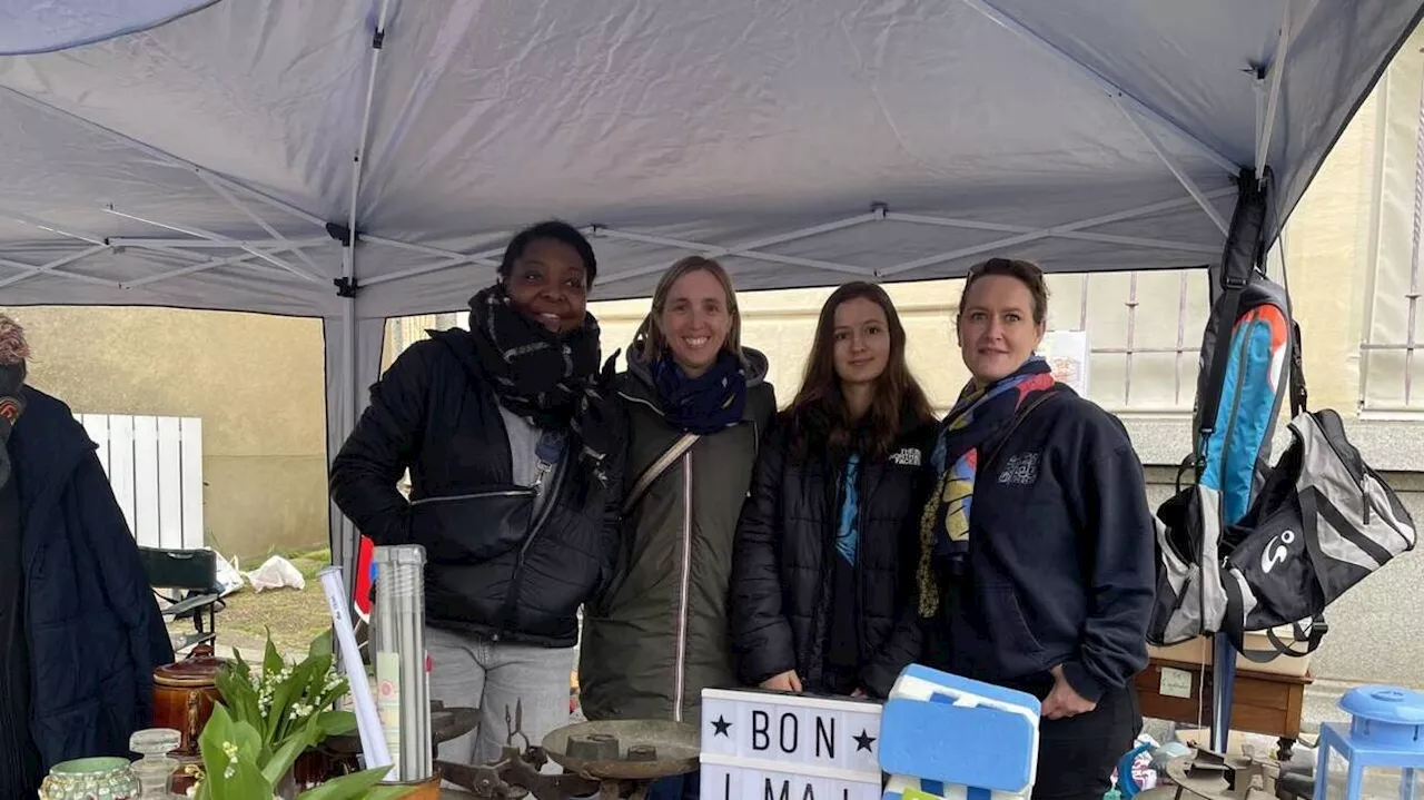 Bric-à-brac rue Gambetta au Mans : les exposants ravis malgré la pluie