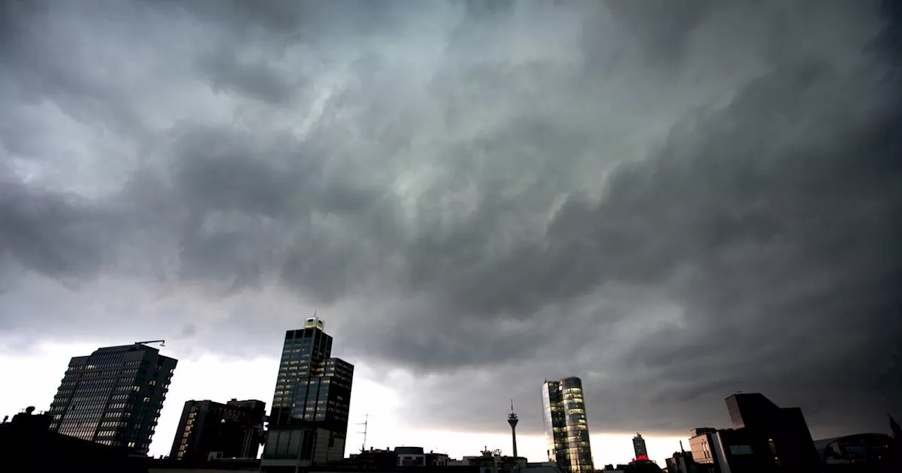 Düsseldorf​: Warnung vor schweren Unwettern - Strakregen droht​