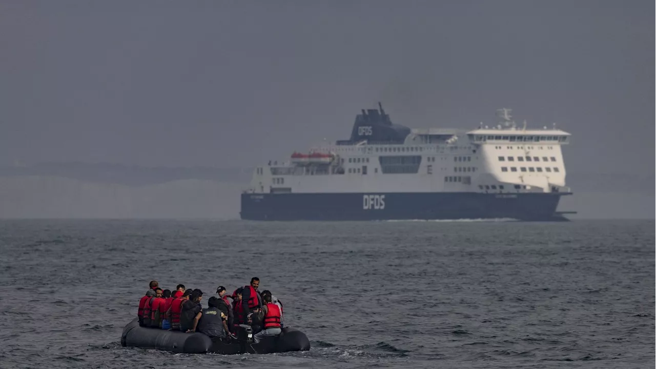 Plus de 700 migrants ont traversé la Manche en un jour, un record cette année