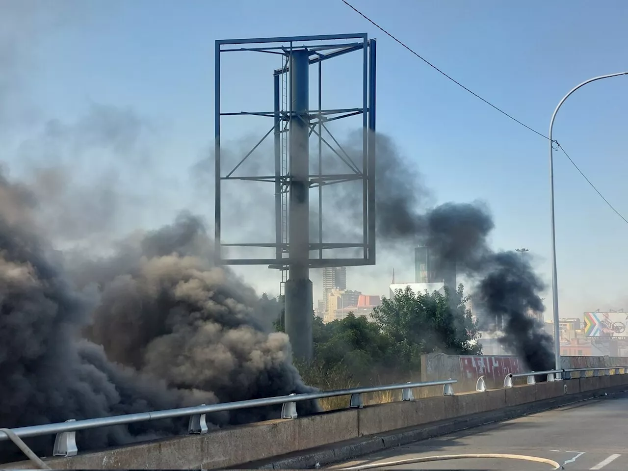 Joburg CBD engulfed in smoke, M1 highway closed due to fire