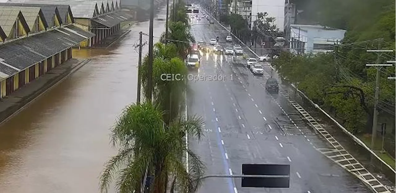 Guaíba transborda e águas invadem Cais Mauá, em Porto Alegre; vídeo