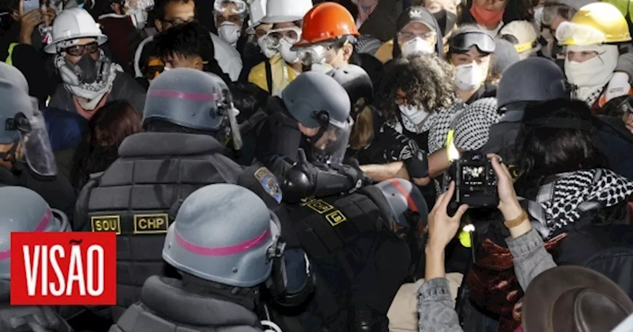 Polícia entra no campus da UCLA, desmantela acampamento e retira manifestantes